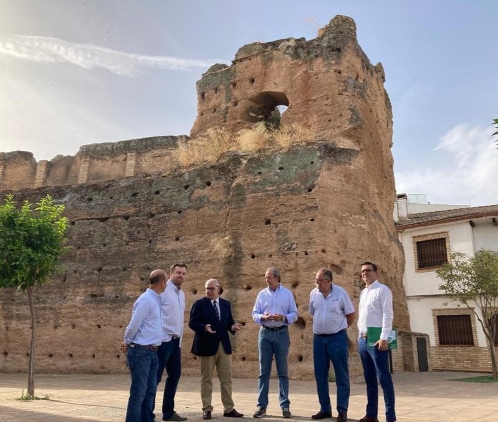 Estrella (3i) en una visita a la muralla de Andújar.