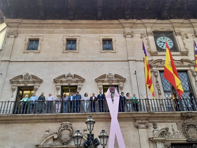 El acto donde se ha colgado el lazo rosa, en el que ha participado, entre otros, el alcalde de Palma, José Hila; el presidente de la Asociación Española contra el Cáncer (AECC), José Reyes y la regidora de Turismo, Sanidad y Consumo, Elena Navarro.