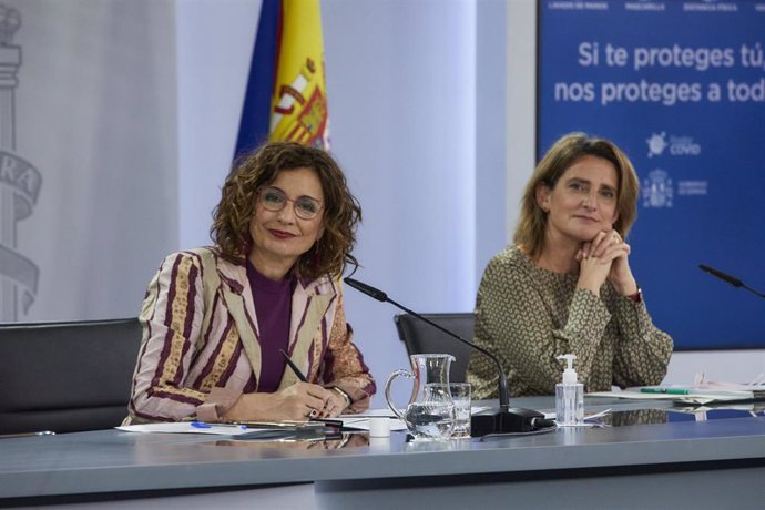 Archivo - La ministra de Hacienda, María Jesús Montero, y la vicepresidenta tercera y ministra para la Transición Ecológica, Teresa Ribera.