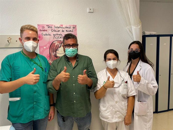 El cirujano Francisco Javier Fernández en la consulta de Curugía de la Mama del Clínico