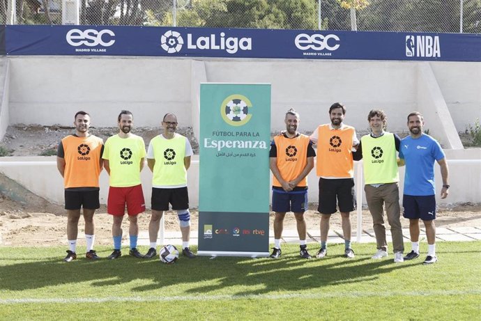 Miembros del equipo de escritores 'La Cervantina' en el Centro ESC de LaLiga