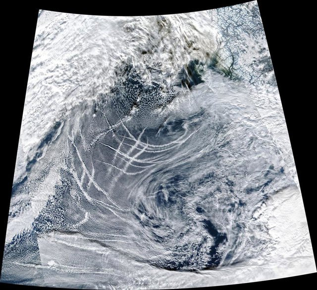 Estelas dejadas por la emisión de barcos vistas desde el espacio.