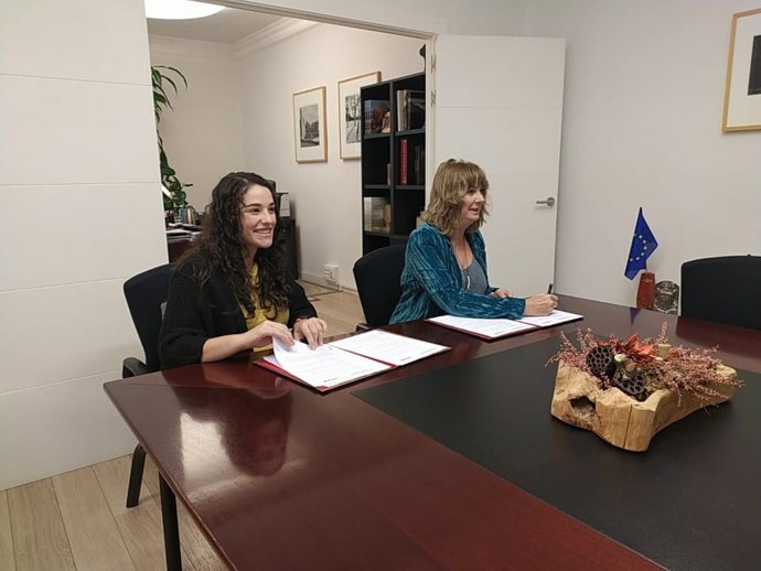 La consejera de Relaciones Ciudadanas, Ana Ollo y presidenta de Ortzadar Euskal Folklore Elkartea, Amaia Cunchillos firmando el convenio.