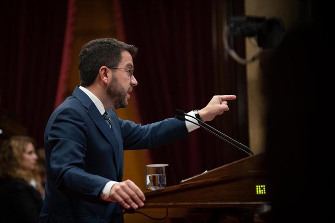 El presidente de la Generalitat, Pere Aragons, en el pleno del Parlament.
