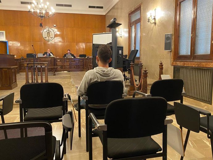 El acusado sentado ante el Tribunal el tercer día de juicio con jurado popular.