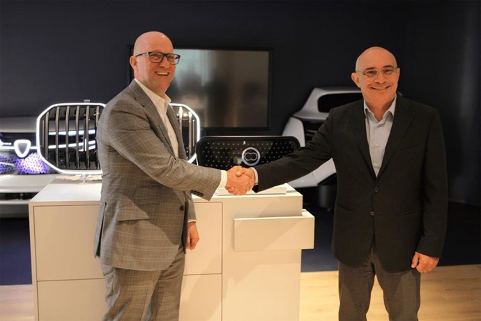 Archivo - Mike Lee, presidente de SRG Global y Maurizio Martinelli, presidente de Valeo Visibility Systems Business Group.