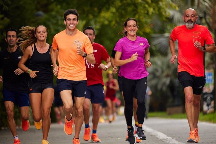 Los atletas españoles Mariano García y Esther Guerrero junto a varios 'runners'