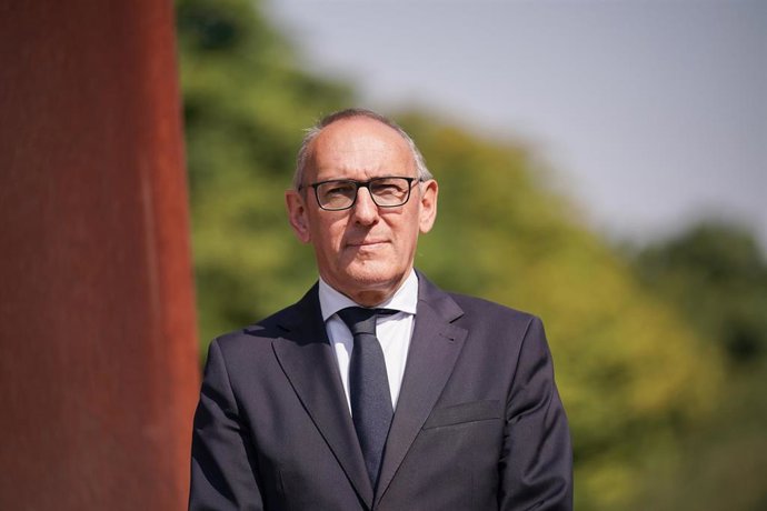 Archivo - El diputado general de Álava, Ramiro Gonzalez, durante la ofrenda floral en Memoria del concejal del PP de Ermua Miguel Ángel Blanco