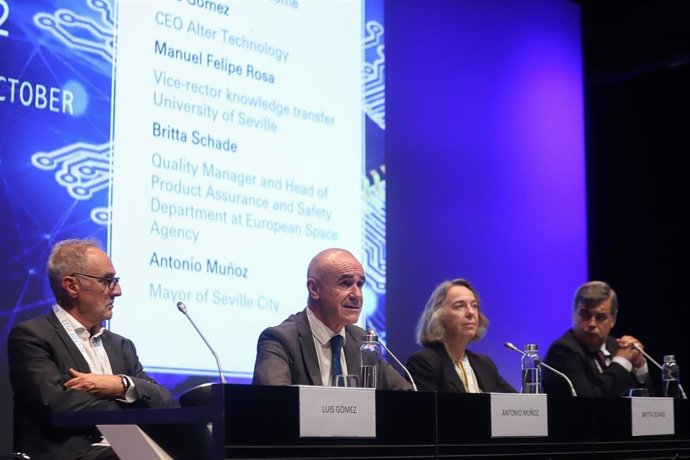 Antonio Muñoz, en el centro, participa en el congreso Accede Cots sobre la industria aeroespacial, que se celebra en el Caixaforum.