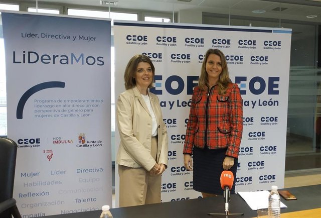 La directora de la Mujer, María Victoria Moreno (izda) y a la derecha la vicepresidenta de CEOE CyL, Ángela de Miguel.
