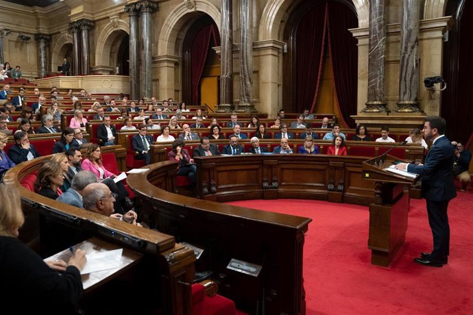 El presidente de la Generalitat, Pere Aragons, comparece para presentar al nuevo Govern de ERC durante una sesión de control en el Pleno del Parlament, a 19 de octubre de 2022, en Barcelona, Cataluña (España). Aragons y el Govern se enfrentarán a la s