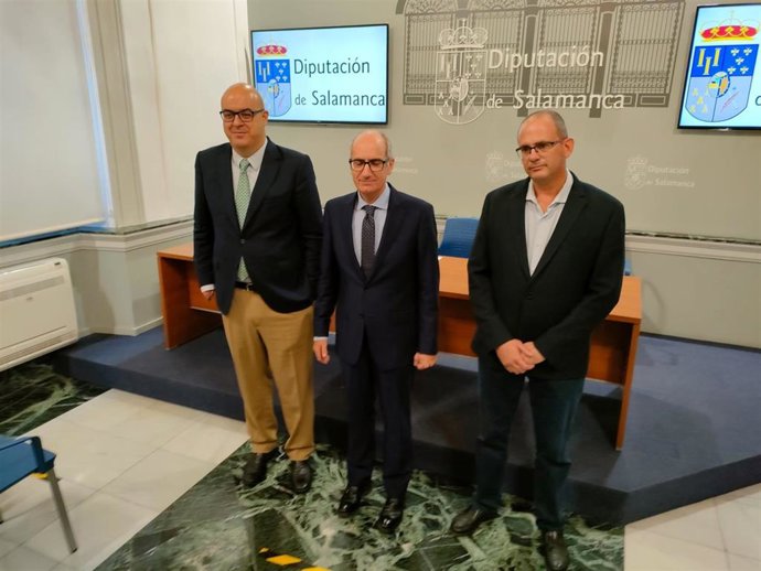 El presidente de la Diputación de Salamanca, Javier Iglesias (centro), junto a los diputados Carlos García Sierra (i) y Antonio Luis Sánchez (d) en la presentación del nuevo plan para ayudar a los ayuntamientos ante los sobrecostes energéticos.