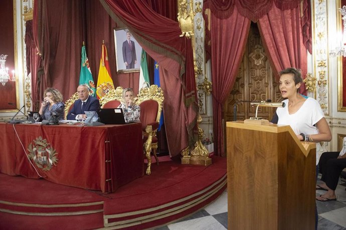 Lectura del manifiesto de la Asociación Gaditana de Mujeres con Cáncer de Mama en el Pleno de Diputación