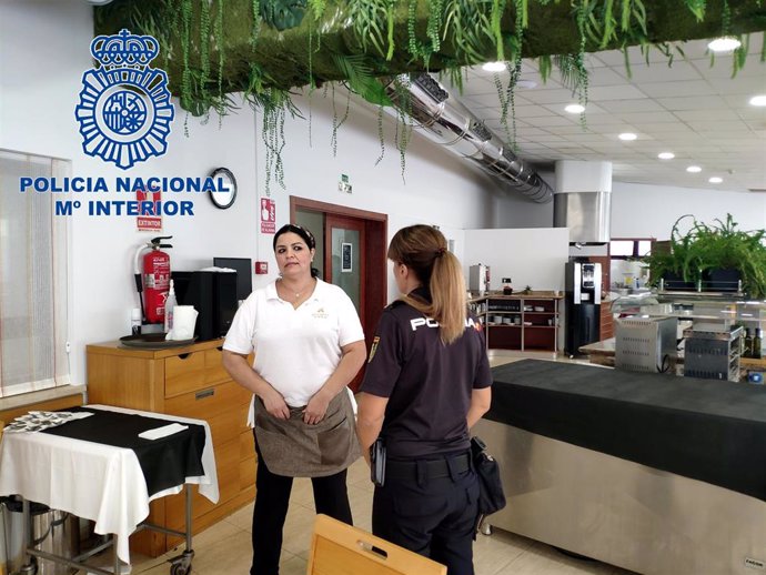 Dos agentes de la Policía Nacional fuera de servicio salvan la vida a un hombre que estaba sufriendo un atragantamiento