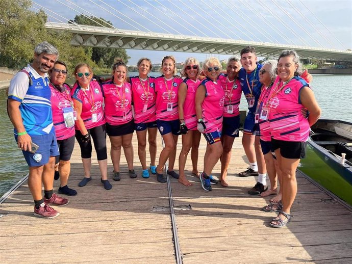 Equipo de remo femenino 'Vikingas Rosas' de La Cala del Moral