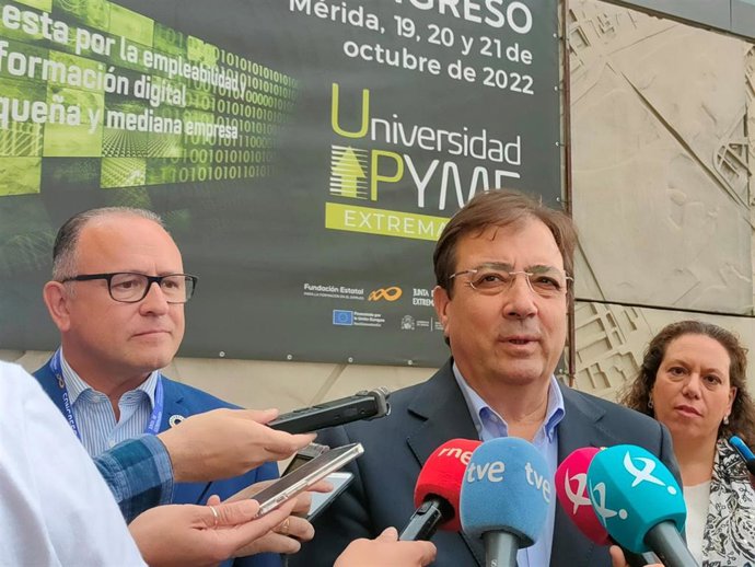 El presidente de la Junta, Guillermo Fernández Vara, atiende a los medios de comunicación antes de asistir a un congreso en Mérida.