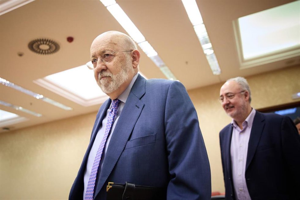 El presidente del Centro de Investigaciones Sociológicas (CIS), José Félix Tezanos, a su llegada a la Comisión de Presupuestos del Congreso.