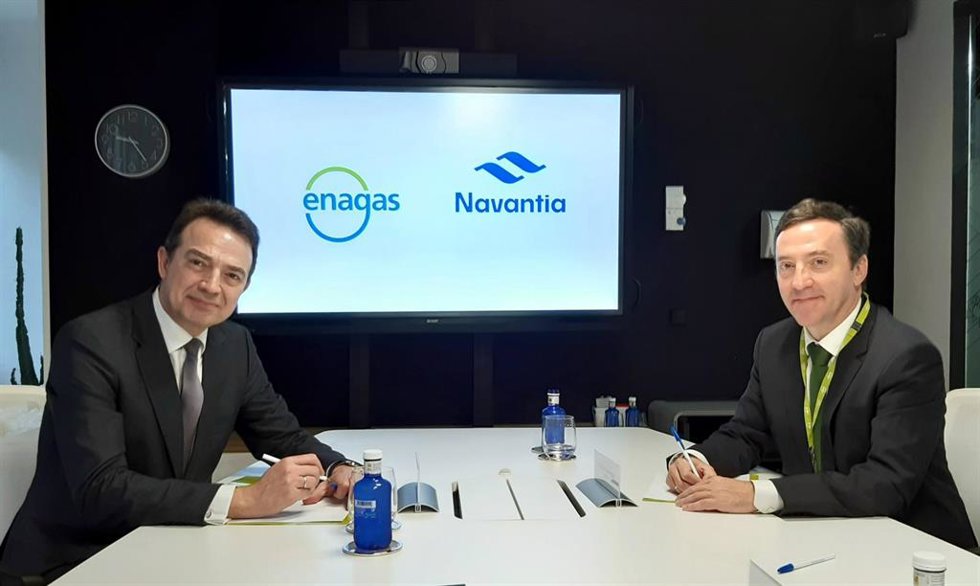 En la foto de pie, a la derecha el presidente de Navantia, Ricardo Domínguez, y a la izquierda, el consejero delegado de Enagás, Arturo Gonzalo.