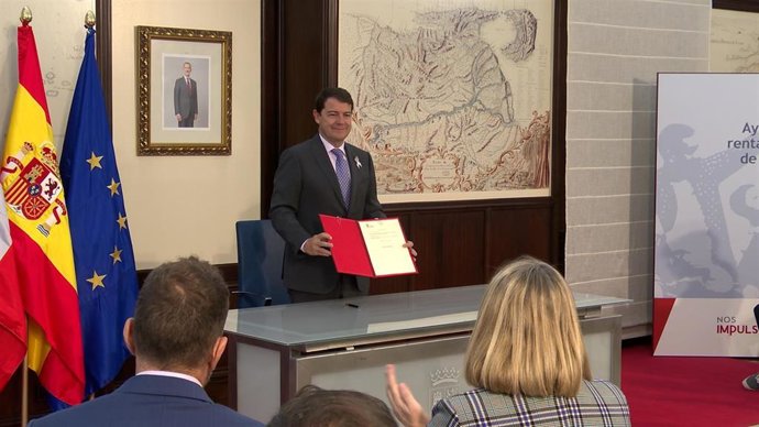 Fernández Mañueco posa con el proyecto de decreto-ley firmado este miércoles.