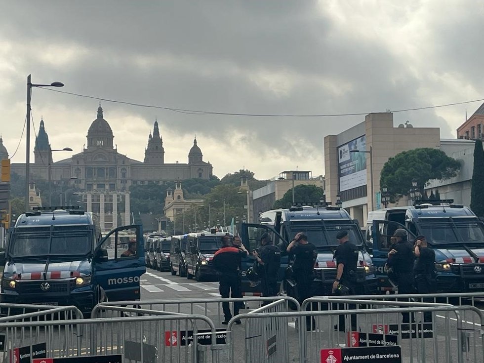 Agentes de la Brigada Móvil (Brimo) y del Área Regional de Recursos Operativos (Arro) de los Mossos d'Esquadra, en la puerta de Fira Barcelona.