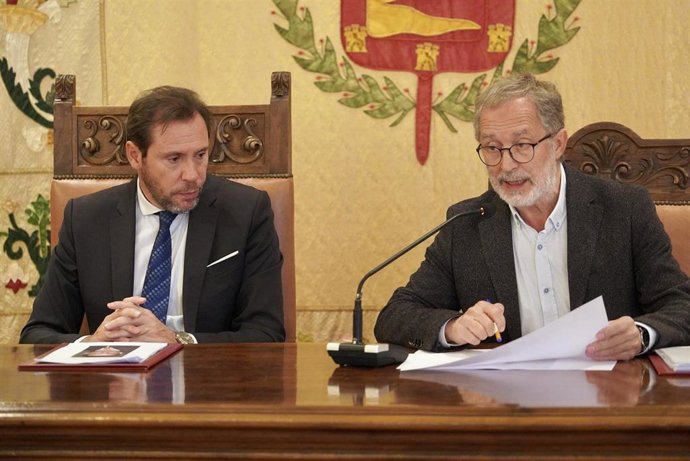 El alcalde de Valladolid y el concejal de Planeamiento Urbanístico y Vivienda, en rueda de prensa.
