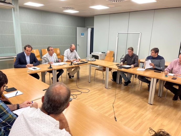 El conseller de Transición Energética, Juan Pedro Yllanes; el director general de Energía y Cambio Climático, Pep Malagrava; y el comisionado para el impulso de Energías Sostenibles, Marc Pons, en la reunión.