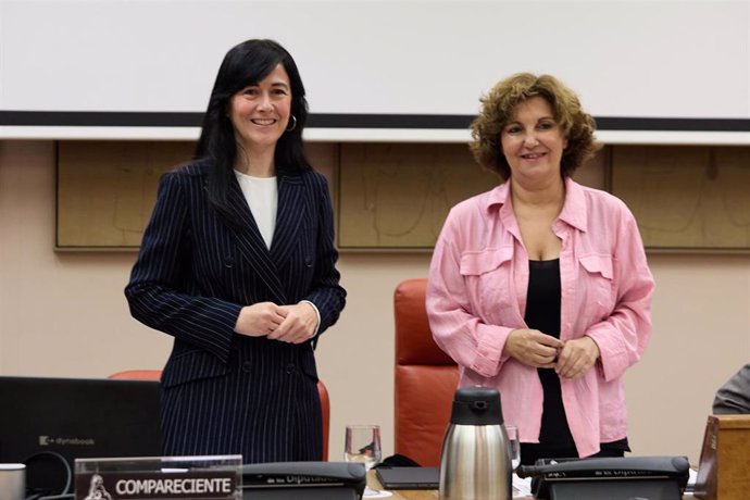 La presidenta de la Sociedad Estatal de Participaciones Industriales (SEPI), Belén Gualda (i) y la presidenta de la Comisión, Pilar Garrido (d), durante la Comisión de Presupuestos, en el Congreso 