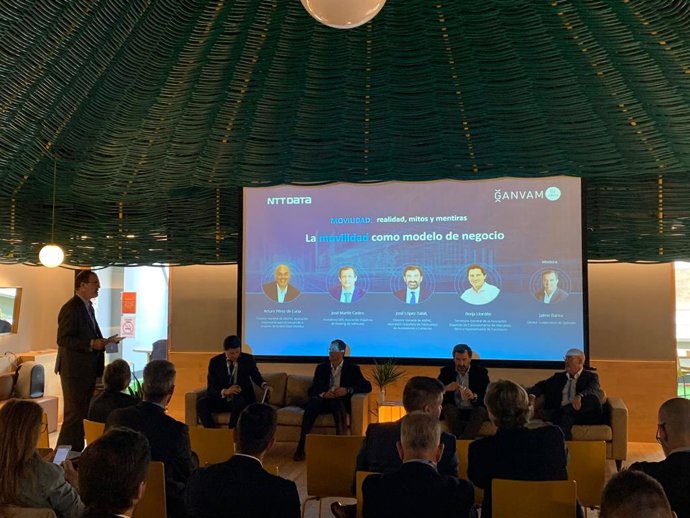 Mesa redonda 'La movilidad como modelo de negocio' del encuentro 'Movilidad: realidad, mitos y mentiras', organizado por la Asociación Nacional de Vendedores de Vehículos (Ganvam) y el proveedor de servicios tecnológico NTT Data.