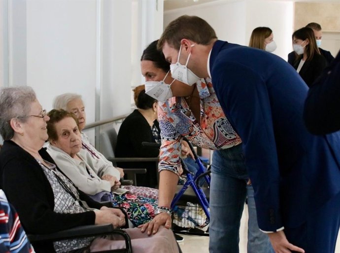 La consejera de Inclusión Social, Juventud, Familias e Igualdad, Loles López, visita la residencia Virgen de las Angustias de Vera (Almería).