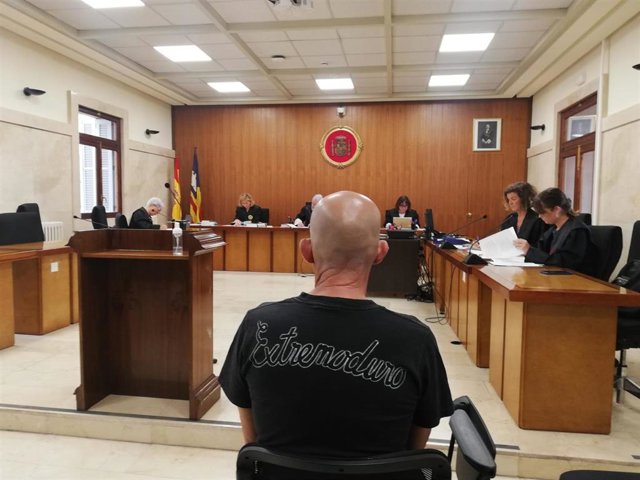 Archivo - El acusado de intentar matar a su expareja y a un hombre que creía que era su amante en Palma, sentado en la Audiencia Provincial durante el juicio en septiembre.