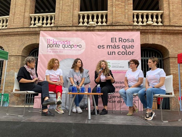 Mesa redonda protagonizada por mujeres que han superado el cáncer de mama, organizada por la AECC y moderada por la psicooncóloga Cristina Flor, con motivo del Día Internacional de lucha contra el cáncer de mama