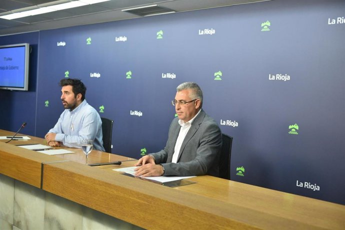 El portavoz del Gobierno, Alex Dorado, y el consejero de Dearrollo Autonómico, José Ángel lacalzada, en comparecencia de prensa