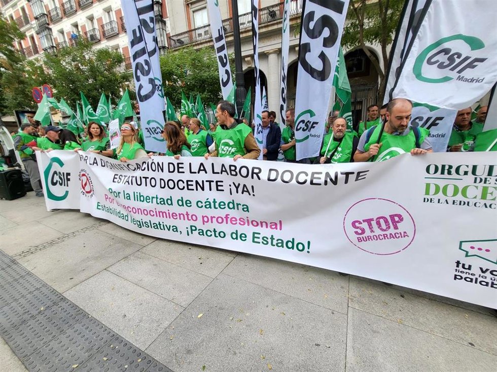 Docentes convocados por CSIF protestan ante el ministerio de Educación y Formación Profesional