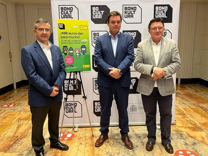 El secretario general del Ministerio de Cultura y Deporte, Víctor Francos; el subdelegado del Gobierno, Carlos Ángel Devia; y el concejal de Cultura, Teo García, presentan las novedades del Bono Cultural Joven del Gobierno de España.
