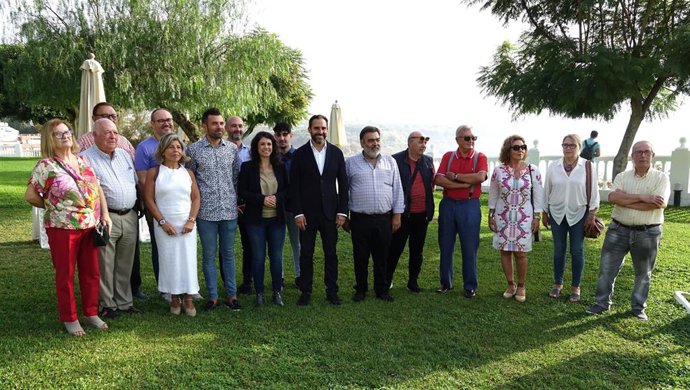 El secretario general del PSOE de Málaga, Daniel Pérez, y la candidata a la alcaldía de Nerja, Patricia Gutiérrez, en un acto público junto a militantes y simpatizantes socialistas