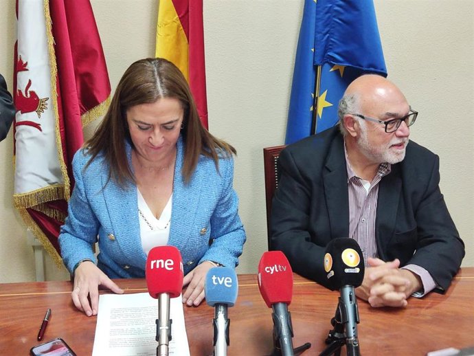 Virginia Barcones junto al presidente de SEIASA, Francisco Rodríguez, en su comparecencia en Soria.