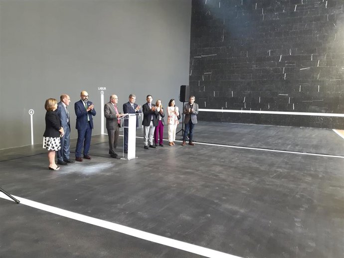 Iñaki Arriola y Juan Mari Aburto, de visita en el nuevo frontón La Esperanza