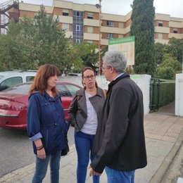 La portavoz de UP en el Ayuntamiento de Cáceres, Consuelo López y los diputado regionales Lorena Rodríguez Lucero y Joaquín Macías