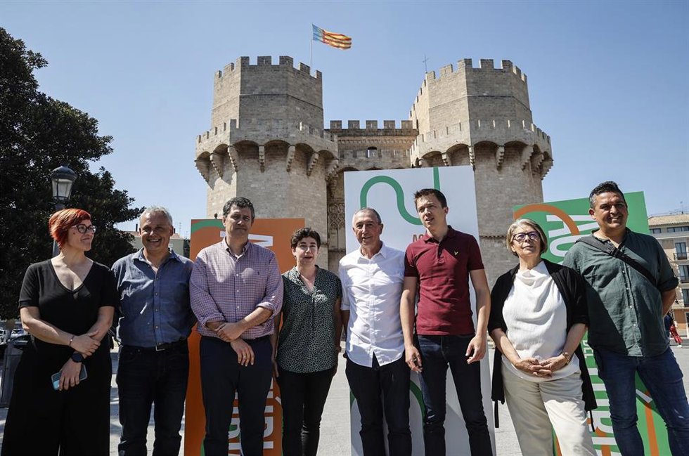 Archivo - El presidente de Chunta Aragonesista (CHA), Joaquín Palacín (3i); la portavoz de Verdes Equo, Silvia Mellado (4i); el portavoz de Compromís, Joan Baldoví (4d); y el portavoz de Más País en el Congreso, Íñigo Errejón (3d), posan durante la firm