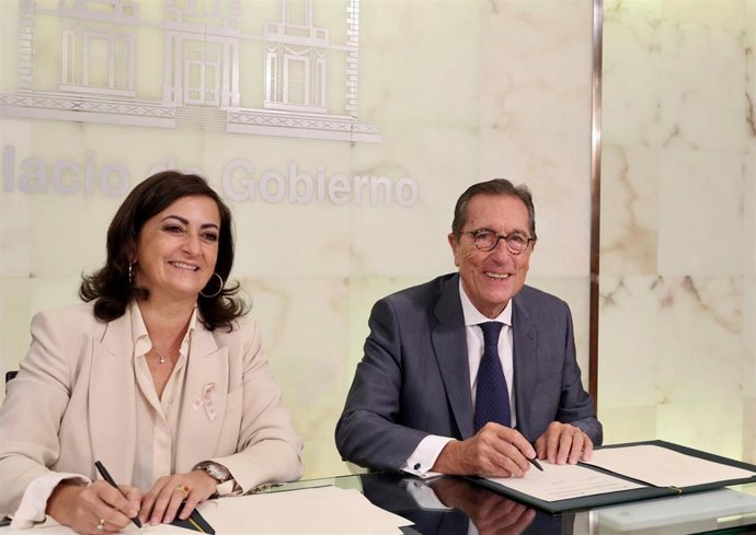 La presidenta del Gobierno de La Rioja, Concha Andreu, y el director general de la Fundación 'la Caixa', Antonio Vila Bertrán, han firmado un acuerdo marco que refuerza la colaboración entre ambas instituciones