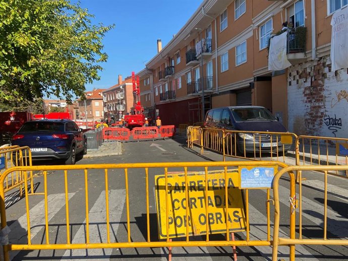 Calle cortada por las obras de consolidación de la línea 7B de Metro de Madrid en San Fernando de Henares