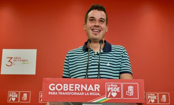 El diputado socialista Roberto García en comparecencia de prensa
