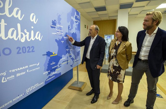 El consejero de Industria, Turismo, Javier López Marcano, presenta las novedades del contrato de marketing de promoción nacional e internacional del aeropuerto Sever Ballesteros