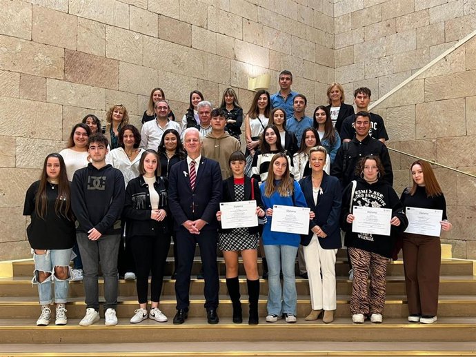 El alcalde de Logroño entrega los diplomas a los 38 alumnos de FP que han participado en 'Logro-Europa IV'