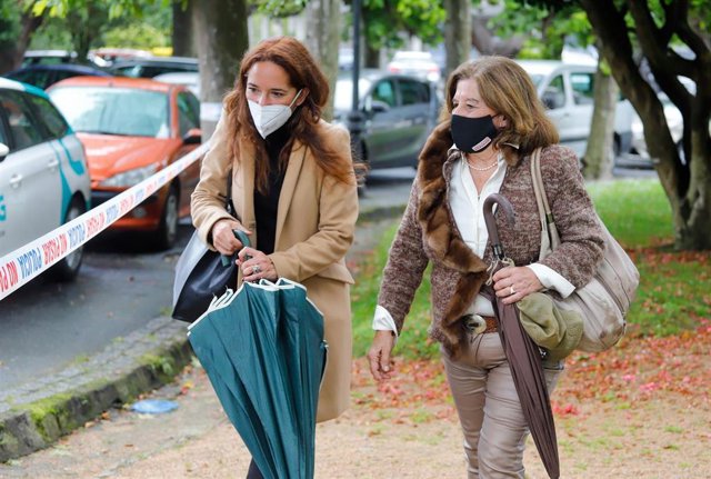 Archivo - La hermana de Déborah Fernández, Rosa Fernández (i) y su madre (d).