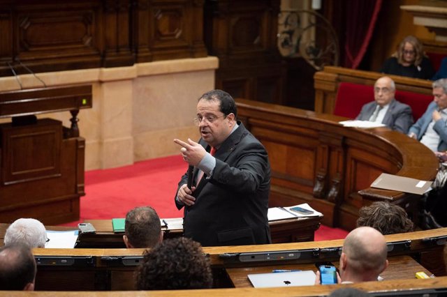 El conseller de Interior, Joan Ignasi Elena, en el Parlament.