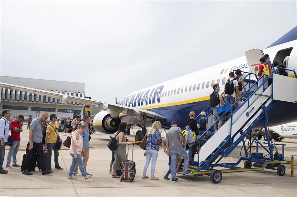Archivo - Pasajeros en el aeropuerto de Castellón