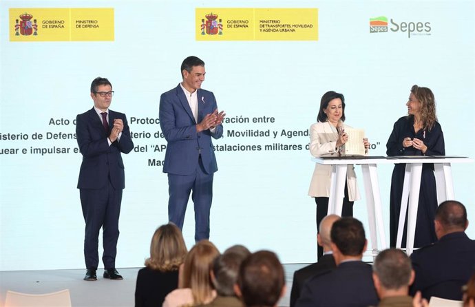 El presidente del Gobierno, Pedro Sánchez (2i); junto al ministro de Presidencia y relaciones Públicas, Félix  Bolaños; la ministra de Defensa, Margarita Robles (i), y la ministra de Transportes, Movilidad y Agenda Urbana, Raquel Sánchez (d), durante la