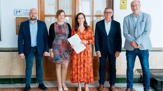 Los parlamentarios de Vox ante el Registro del Parlamento para presentar la Proposición de Ley para modificar la Ley de Cambio Climático.