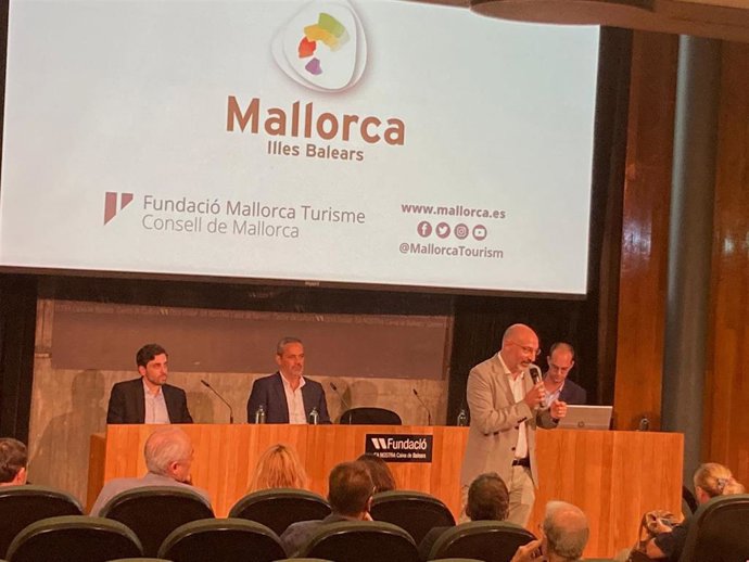 El conseller insular de Transición, Turismo y Deportes, Andreu Serra, durante su intervención en la nueva campaña promocional de Mallorca como destino deportivo.
